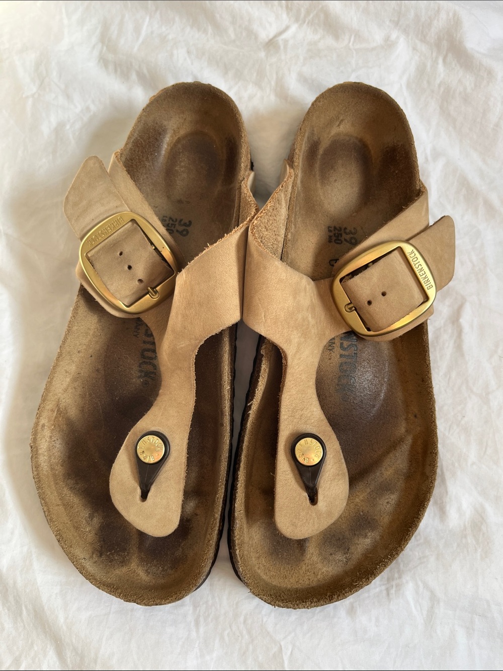 Birkenstock Big Buckle Gizeh Sandals, Nubuck beige gold women’s 8 men’s 6 EU39